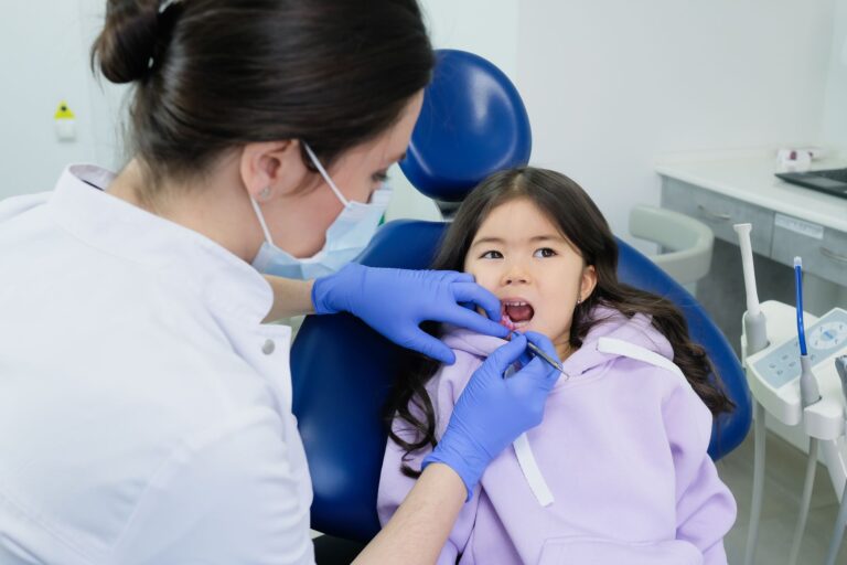Niño en el sillón durante una revisión con el dentista de niños en Santiago de Compostela