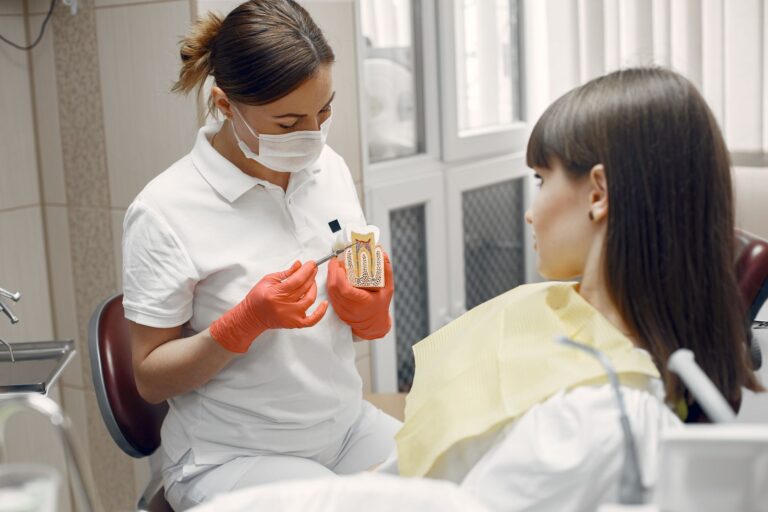 Dentista explicando a un paciente cuándo hace falta un empaste o una endodoncia
