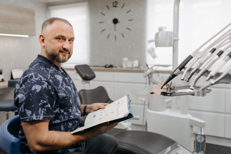 Paciente sonriendo en una consulta sobre implantes para toda la boca y su precio