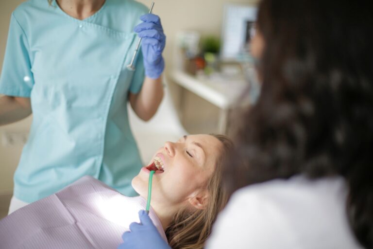 Revisión de mantenimiento de implantes dentales en consulta