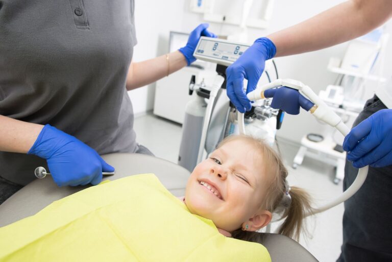 Niña en una revisión de selladores dentales en el dentista